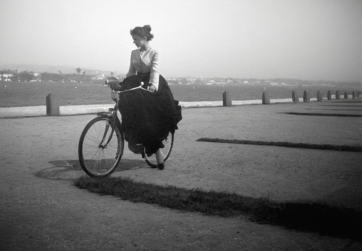 bw, black and white, preto e branco, noir et blanc, 黒と白, schwarzweiß, retro, vintage, alfred eberling, dvortsovaya embankment, saint-petersburg, 1899, 1890s, 19 century, xix century, bike, cycling, street photography, photographie de rue, strassenfotografie, fotografia de rua, ストリートフォトグラフィー, cities, cidades, villes, 都市, stadtbild, paysage urbain, paisagem urbana, シティスケープ